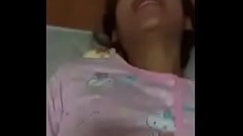 นอนชักว่าวมันๆน้องสาวต่างพ่อเห็นควยขอลองเย็ดXXX