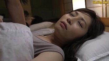 หนังโป๊AV-XXX ไอ้หื่นข้างบ้านแอบมาเย็ดหีเมียเเเค้าตอนผัวเค้าหลับ จับเมียมันเย็ดแม่งเลย