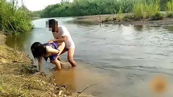 คลิปxxxมาใหม่ สาวไทยเล่นน้ำอยู่ดี หนุ่มบ้ากาม จับเย็ดหีริมน้ำ อย่างเสียว