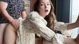 คลิปเสียว18+XXXสาวสดใสวัยน่ารักโดนพี่ชายต่างพ่อตอกสด ดึงกางเกงในออกแล้วตอก